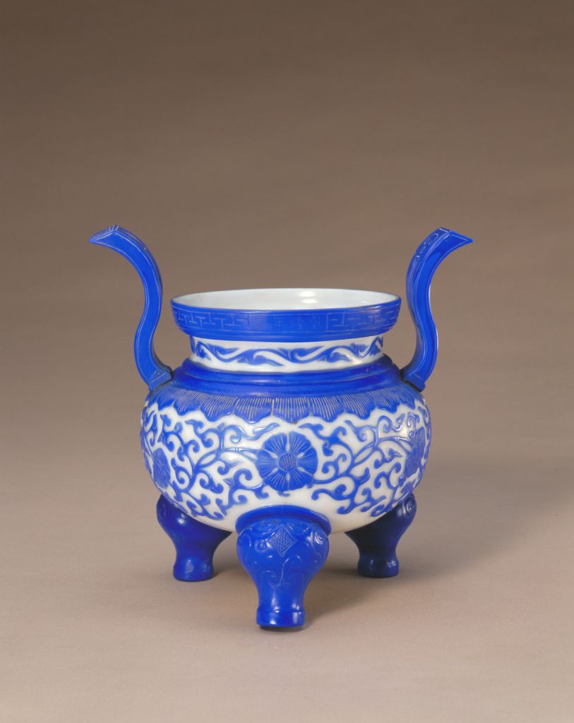 图片[1]-Qianlong style white set blue glass wreathed flower pattern facing crown ear furnace-China Archive